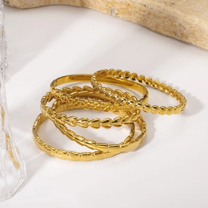 Ensemble de 5 bracelets dorés de luxe avec texture bambou et détails chaîne de cœur