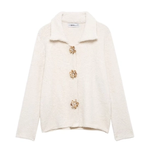 Détails du cardigan blanc en fausse fourrure avec trois boutons dorés en forme de fleur