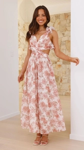 Dettaglio del vestito lungo in chiffon floreale con ritagli in vita e spalline a balze