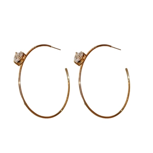 Boucles d'oreilles créoles dorées en C avec zircon brillant pour un style élégant épuré