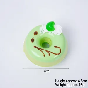 Magnete da frigo realistico a ciambella verde in PU con panna e decoro al cioccolato