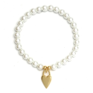 Detail einer weißen Perlenarmband mit goldfarbenem Herzanhänger auf weißem Grund