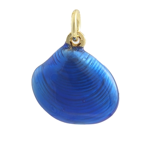 Vue détaillée d'un pendentif coquillage bleu foncé avec anneau doré 18 carats pour bijoux