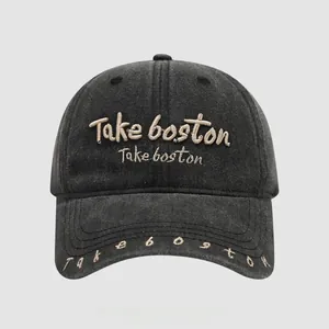 Dettaglio macro del berretto in cotone lavato nero con ricamo di lettere Boston