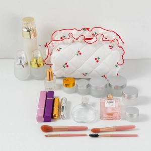 Trousse à maquillage matelassée à motif cerise avec volants rouges et fermeture éclair