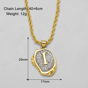 Detailansicht der zweifarbigen Goldkette mit Buchstabe I sowie Größen und Gewichten