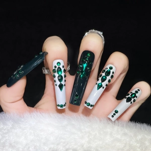 Unghie finte artigianali verde smeraldo extra lunghe con strass brillanti