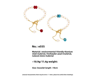 Détail du bracelet en perles d'eau douce avec fermoir à bascule et pendentif en pierre