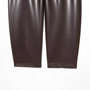 Pantaloni a palloncino in pelle marrone scuro con trama in PU liscio e cuciture fini