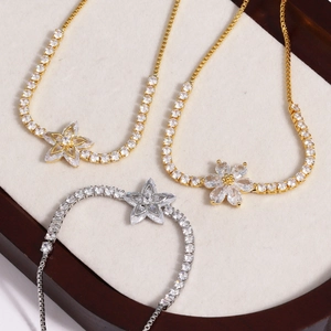 Détail de bracelets fleurs en zircone réglables en or et argent avec fermoirs coulissants
