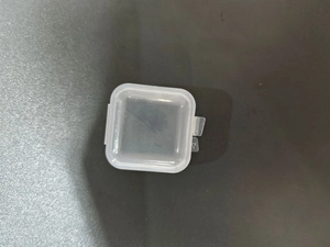 Detailansicht der kleinen quadratischen Kunststoffbox für die Aufbewahrung von Schmuckringen
