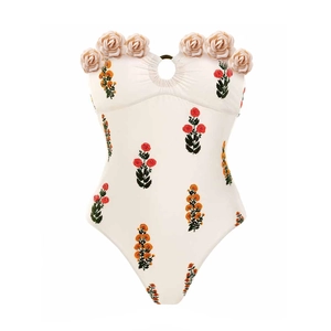 Détail de roses 3D et anneau doré sur maillot de bain une pièce à fleurs crème