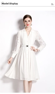 Détail de robe blanche avec manches en dentelle ajourée et ceinture à boucle
