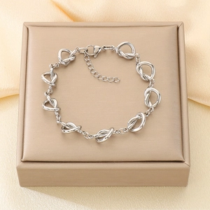 Détail d'un bracelet noeud argenté avec fermoir mousqueton sur boîte en velours