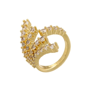 Luxurious gold seashell flower ring with crystals in a 3D leaf design for women