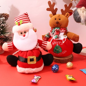 Dettaglio di sacchetti natalizi in peluche con coulisse, ricami di Babbo Natale e renna