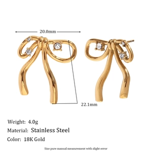 Detail of 18K gold bow-shaped earrings with rhinestones and precise dimensions