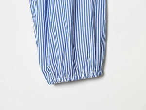 Gros plan sur le tissu à rayures bleues et blanches avec poignet élastique détaillé