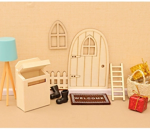 Miniature de maison de poupée de Noël avec porte en bois, boîte aux lettres et échelle