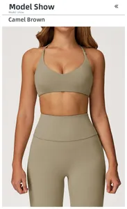 Dettaglio del set fitness marrone cammello con reggiseno a V e leggings a vita alta elasticizzati