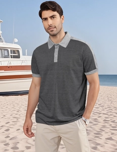 Détail du polo gris avec col contrasté sur fond de plage et yacht de luxe