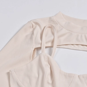 Dettaglio della maglia a coste beige sul set composto da crop top e canotta sottile