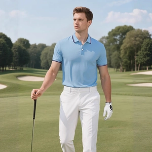 Polo homme bleu ciel respirant avec détails blancs sur un terrain de golf vert