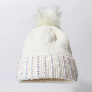 Bonnet en maille crème d'hiver avec pompon en fourrure et strass colorés sur revers