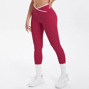 Détail du legging de yoga taille haute avec taille croisée en V et liseré contrasté