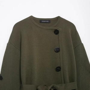 Olivgrüne Strickjacke mit Seitenknöpfen und passendem Bindegürtel für Damen