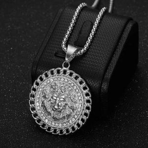 Collana con ciondolo a testa di leone in acciaio argentato con strass stile hip hop