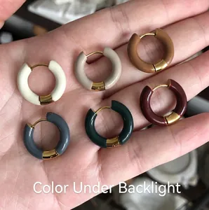 Boucles d'oreilles créoles émaillées en six couleurs plaquées or 18 carats en titane