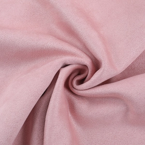 Detailaufnahme von weichem rosa Wildlederimitat mit feiner Textur und fließendem Fall