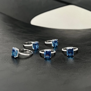 Dettaglio di anelli in argento S925 con pietre blu taglio smeraldo e gambo con zirconi
