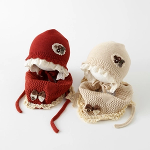Ensemble bonnet et écharpe en tricot pour bébé avec dentelle et fleurs en rouge et beige