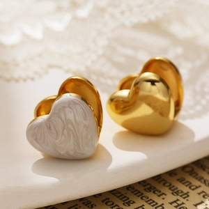 Boucles d'oreilles cœur en acier inoxydable doré avec texture émail marbre blanc