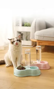 Détail du distributeur d'eau automatique et double bol pour chat et chien