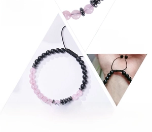 Détail du bracelet code Morse avec perles en cristal rose et cordon noir ajustable