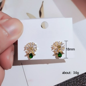 Madeliefje oorbellen met witte bloemblaadjes en een groene zirkoon druppel