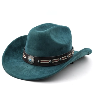 Dettaglio cappello da cowboy in camoscio verde acqua con stemma turchese e pelle