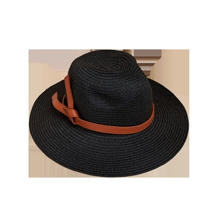 Chapeau de soleil en paille noire avec ruban en cuir marron et détail de nœud pour l'été
