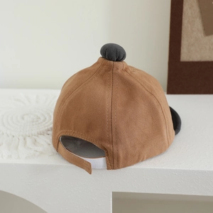 Rückansicht der braunen Baby-Baseballkappe aus Segeltuch mit verstellbarem Klettverschluss