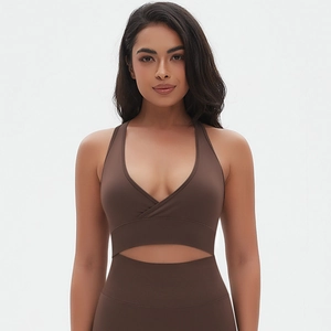 Détail d'un ensemble de yoga marron avec col en V croisé et tissu lisse et doux