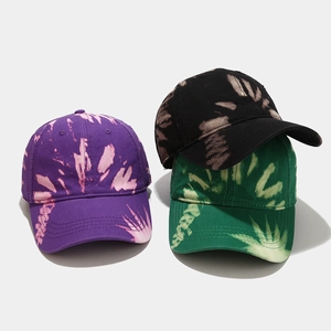 Détail de casquettes de baseball en coton tie-dye en violet, vert et noir style urbain