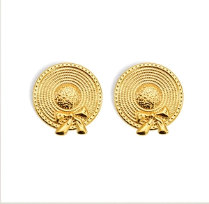 Détail de boucles d'oreilles en acier doré 18K avec design chapeau de paille et nœud