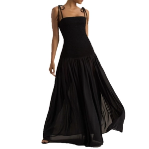 Elegante abito lungo nero senza maniche a punto smock con spalline sottili regolabili