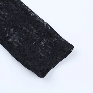 Nahaufnahme der filigranen schwarzen Spitzenstickerei und des transparenten Hemdstoffes