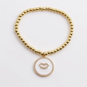 Bracciale elastico con perline dorate e ciondolo a labbra in smalto bianco con diamanti