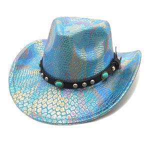 Cappello da cowboy iridescente motivo serpente con perle turchesi e rivetti