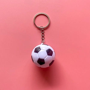 Porte-clés ballon de football classique noir et blanc sur fond rose vif éclatant